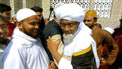মুসল্লিদের সঙ্গে কোলাকুলি করছেন গোড়-এ শহীদ ময়দানের ইমাম