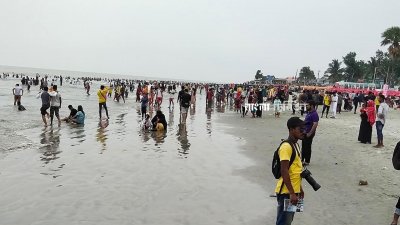 সৈকতের সব স্থানে পর্যটক ও দর্শনার্থীদের ভিড়