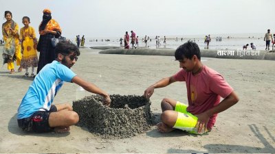 পর্যটকরা সমুদ্রে নেমে বাঁধভাঙা উল্লাসে মেতেছেন