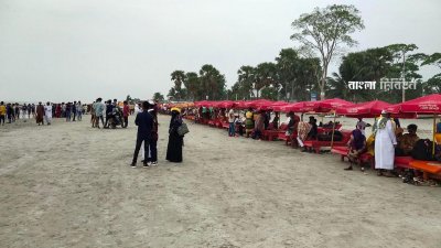 সকাল থেকে সন্ধ্যা পর্যন্ত পর্যটকদের উপস্থিতি ছিল চোখে পড়ার মতো