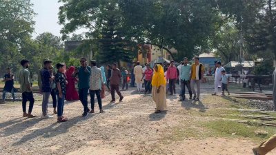 ঈদে হিলি সীমান্তে দর্শনার্থীর ঢল, মিলিত হতে না পারার আক্ষেপ