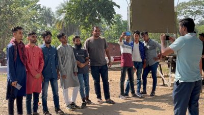 ঈদে হিলি সীমান্তে দর্শনার্থীর ঢল, মিলিত হতে না পারার আক্ষেপ