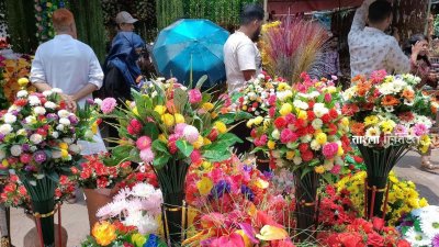 পণ্যের পসরা সাজিয়ে বসেছেন দোকানিরা 