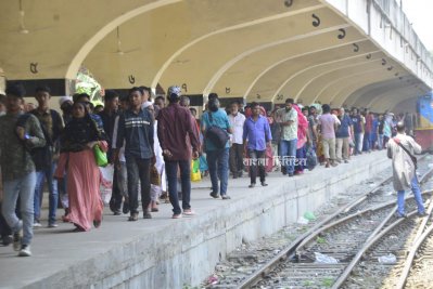 ঈদ উদযাপন শেষে ফিরছে মানুষ