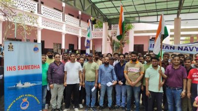 পোর্ট সুদানে ভারতীয় নৌবাহিনীর জাহাজ আইএনএস সুমেধায় চড়ার অপেক্ষায় এরা