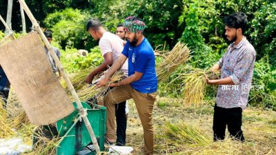 ধানগুলো মাড়াই করে কৃষকের ঘরে তুলে দিয়েছেন