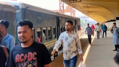 রেলস্টেশনে ফিরতি যাত্রীদের ভিড় নেই