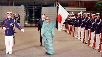   জাপানের প্রধানমন্ত্রীর কার্যালয়ে পৌঁছালে প্রধানমন্ত্রী শেখ হাসিনাকে গার্ড অব অনার দেওয়া হয়, ছবি: ফোকাস বাংলা