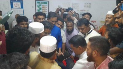 হাসপাতালে আবদুল্লাহ আল নোমানকে ঘিরে তার বন্ধু-স্বজনরা