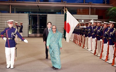 প্রধানমন্ত্রী শেখ হাসিনা টোকিওতে জাপানের প্রধানমন্ত্রী ফুমিও কিসিদার কার্যালয়ে পৌঁছালে তাকে গার্ড অব অনার দেওয়া হয় (ছবি: ফোকাস বাংলা)
