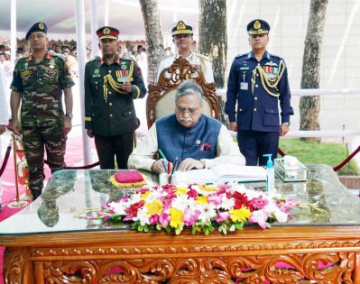 জাতির পিতার সমাধিতে ফুল দিয়ে শ্রদ্ধা নিবেদনের পর দর্শনার্থী বইয়ে স্বাক্ষর করেন রাষ্ট্রপতি মোহাম্মদ সাহাবুদ্দিন (ছবি: ফোকাস বাংলা)