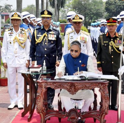 রাষ্ট্রপতি শিখা অনির্বাণের পরিদর্শন বইয়ে স্বাক্ষর করেন (ছবি:  ফোকাস বাংলা)