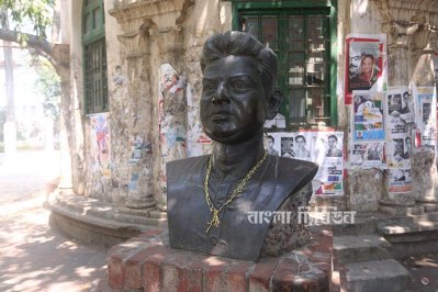 মধু দা’র ভাস্কর্য। ছবি: নাসিরুল ইসলাম