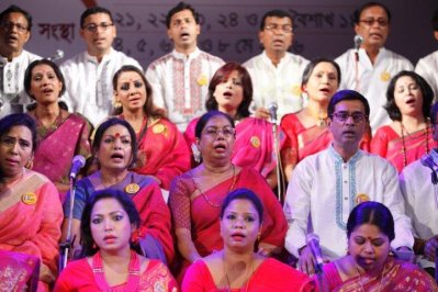 বাংলাদেশ রবীন্দ্রসঙ্গীতশিল্পী সংস্থা সদস্যদের একটি পরিবেশনা (পুরননো ছবি)