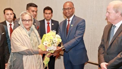 প্রধানমন্ত্রী শেখ হাসিনা বিশ্বব্যাংকের সদর দফতরে পৌঁছালে তাকে ফুল দিয়ে স্বাগত জানান বিশ্বব্যাংকের ঊর্ধ্বতন কর্মকর্তারা। ছবি: ফোকাস বাংলা