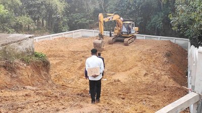 হাইকোর্টের আদেশ বাস্তবায়ন করেনি প্রশাসন, চলছে পাহাড় কাটা