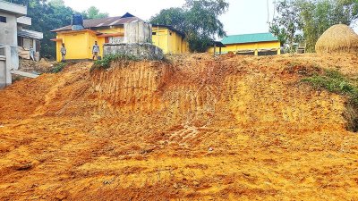 হাইকোর্টের আদেশ বাস্তবায়ন করেনি প্রশাসন, চলছে পাহাড় কাটা