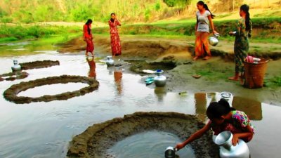 গ্রীষ্মে পানির উৎসগুলো শুকিয়ে যাওয়ায় পর্যাপ্ত পানি পাচ্ছেন না তারা