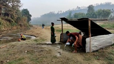 বাধ্য হয়ে খাল ও ঝিরি ও ঝরনার দূষিত পানি পান করছেন বেশিরভাগ গ্রামবাসী