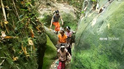 প্রতিদিন মাইলের পর মাইল খাবার পানির জন্য পাড়ি দিচ্ছেন পাহাড়ের বাসিন্দারা