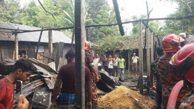 আগুনে পুড়ে ছাই দিনমজুরের ৪ ঘর