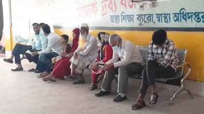 চিকিৎসা নিতে হাসপাতালে অপেক্ষমাণ রোগী
