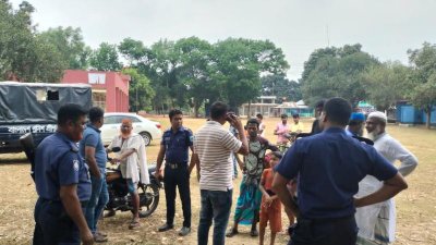 কাদায় পা আটকে যাওয়া ‘ডাকাতকে’ ধরে এনে হত্যা