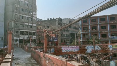 প্রতিদিন লক্ষাধিক মানুষ এই এলাকায় যাতায়াত করলেও এই ব্রিজটি ব্যবহারে কারোরই আগ্রহ নেই