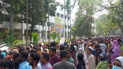 ঢাকা বিশ্ববিদ্যালয়ে (ঢাবি) কেন্দ্র পরীক্ষার্থীরা