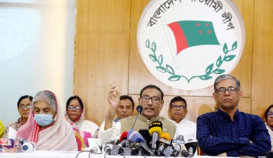 বঙ্গবন্ধু এভিনিউয়ে কেন্দ্রীয় কার্যালয়ে আওয়ামী লীগ ও সহযোগী সংগঠনের নেতৃবৃন্দের সঙ্গে যৌথসভায় দলের নেতারা (ছবি: ফোকাস বাংলা)