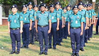 মিরপুর পিওএম পুলিশ লাইন্স মাঠে অনুষ্ঠিত মাস্টার প্যারেড পরিদর্শন ডিএমপি কমিশনার খন্দকার গোলাম ফারুক