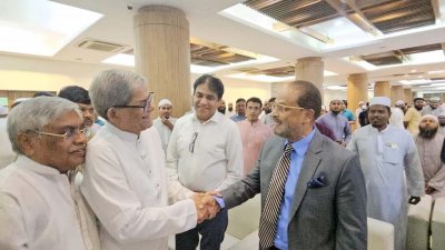 বিএনপি ও জাতীয় পার্টির তিন নেতা কুশল বিনিময় করছেন