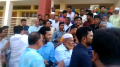 এমপির পাশে দাঁড়ানো নিয়ে আ.লীগের দুই পক্ষের সংঘর্ষে পুলিশসহ আহত ৯