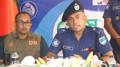 প্রেস ব্রিফিংয়ে কথা বলছেন জেলার অতিরিক্ত পুলিশ সুপার বেলাল হোসাইন