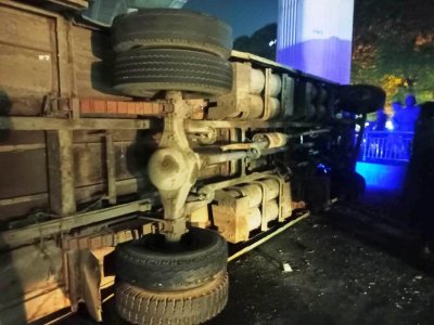 রাজধানীতে বাস উল্টে আহত ২০