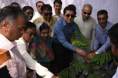 ঢাকেশ্বরী মন্দির ও লালবাগ এলাকা পরিদর্শন কালে গাছ রোপণ করেন মেয়র শেখ ফজলে নূর তাপস
