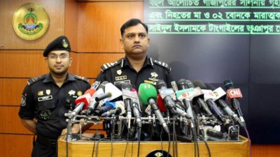 সংবাদ সম্মেলনে র&zwnj;্যাবের আইন ও গণমাধ্যম শাখার পরিচালক কমান্ডার খন্দকার আল মঈন
