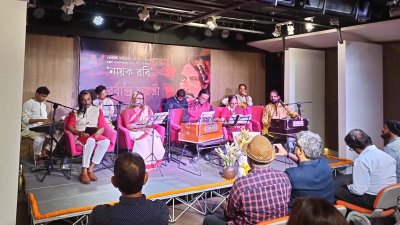 শিল্পীদের পরিবেশনা মুগ্ধতা ছড়ায় উপস্থিত দর্শক-শ্রোতার মনে