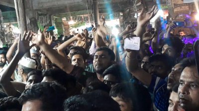 মার্কেট সিলগালার প্রতিবাদে বিক্ষোভ করে ব্যবসায়ীরা