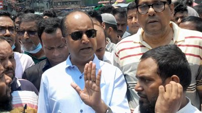 ব্যবসায়ীদের সঙ্গে কথা বলছেন ডিএনসিসির নির্বাহী ম্যাজিস্ট্রেট মোতাকাব্বীর আহমেদ