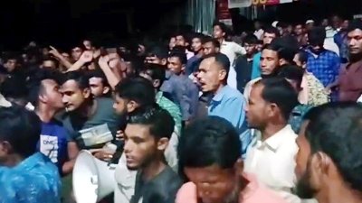পুলিশ ক্যাম্পে গিয়ে এএসপি-ওসিকে অবরুদ্ধ করেছেন কয়েক হাজার মানুষ