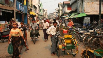 সিতওয়ে শহরে একটি বাজারের দৃশ্য
