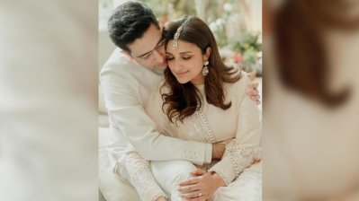 বাগদানের পর পরিণীতি-রাঘবের ফটোশুট