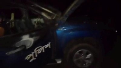 পুলিশের গাড়িতে আগুন ধরিয়ে দিয়েছেন শ্রমিকরা
