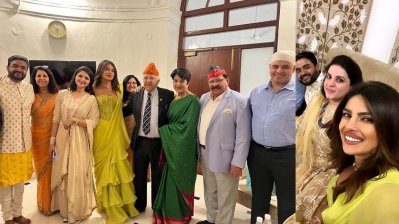 বাগদান অনুষ্ঠানে অতিথিদের সঙ্গে প্রিয়াঙ্কা