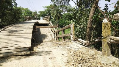 সেতুতে কাঠের তক্তা বসিয়ে চলাচল চলছে