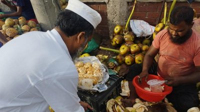 তালের শাঁস কিনছেন এক ক্রেতা