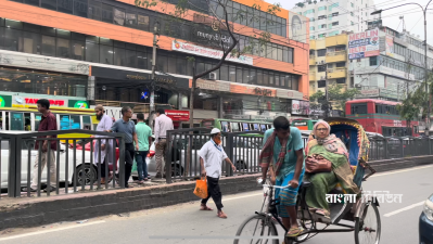 ঝুঁকি নিয়ে সড়ক পারাপার হচ্ছেন পথচারীরা