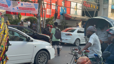 ঝুঁকি নিয়ে সড়ক পারাপার হচ্ছেন পথচারীরা