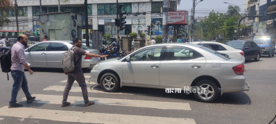 হাত দেখিয়ে গাড়ি থামিয়ে দায়িত্ব সারেন অনেকেই